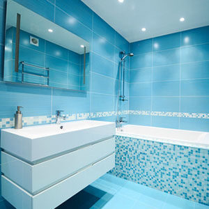 salle de bain bleu éclairée